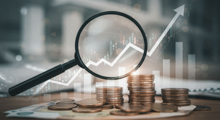 Lupa sobre gráfico financeiro e moedas, simbolizando a análise do CDI e seus investimentos.
